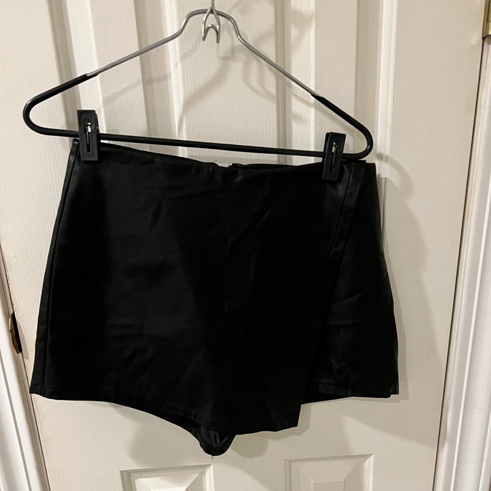 Article324 Black leather envelope skort